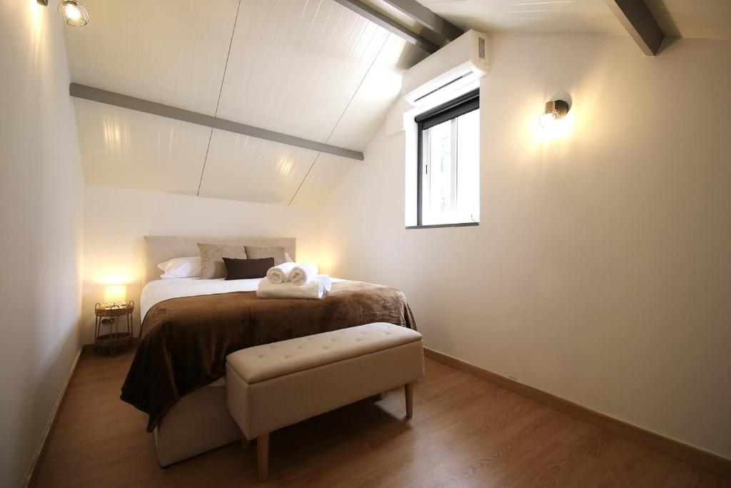 une petite chambre avec un lit et une fenêtre dans l'établissement Lady Vine by Lady Collection, à Porto