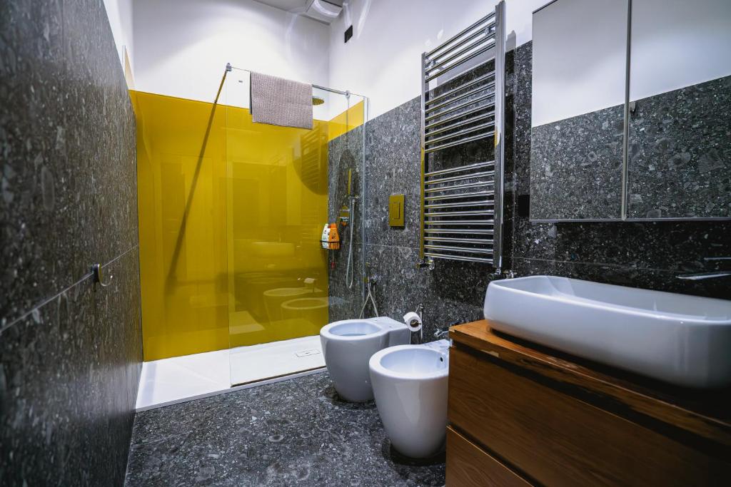 ein Badezimmer mit Waschbecken und Toilette in der Unterkunft De Luca 6 Apartments - Vinto House Collections in Salerno