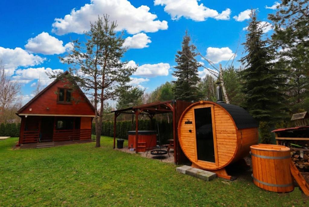 Κήπος έξω από το Całoroczny, drewniany domek przy lesie