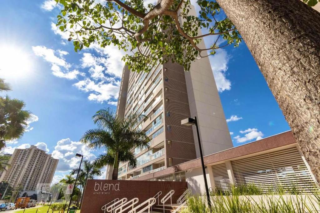 a tall building with a sign in front of it at Blend - 1 Quarto 2 Camas 1 Vaga in Brasília