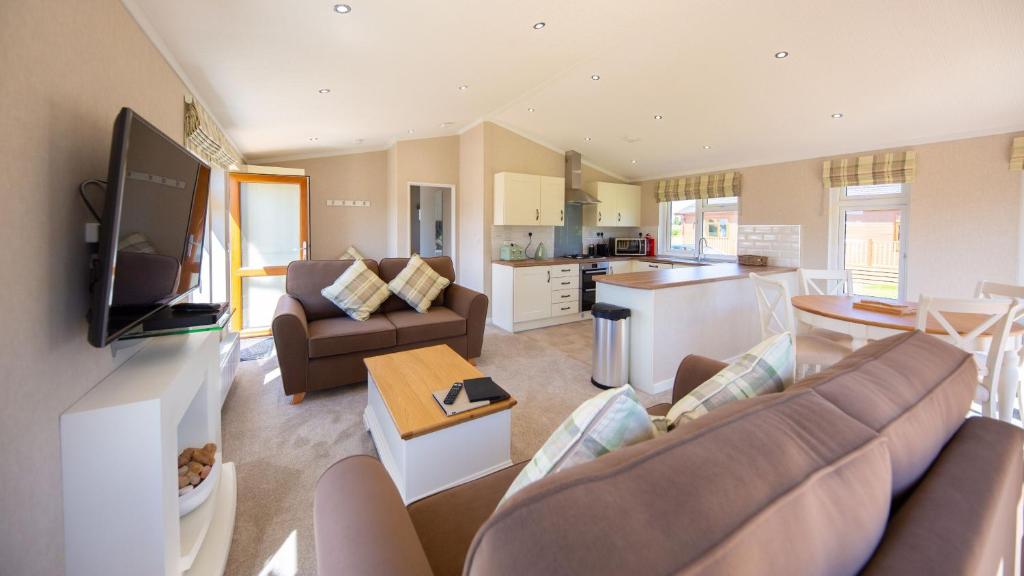 Primrose 1 bed-No Pets-Lily في Horham: غرفة معيشة مع أريكة ومطبخ