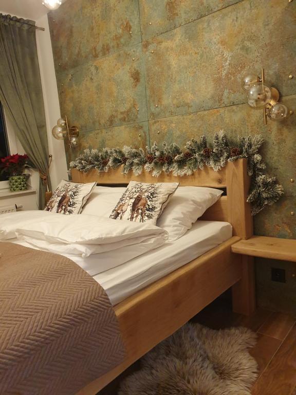 een slaapkamer met een bed met kerstversieringen erop bij Apartament Łynova z parkingiem podziemnym in Olsztyn