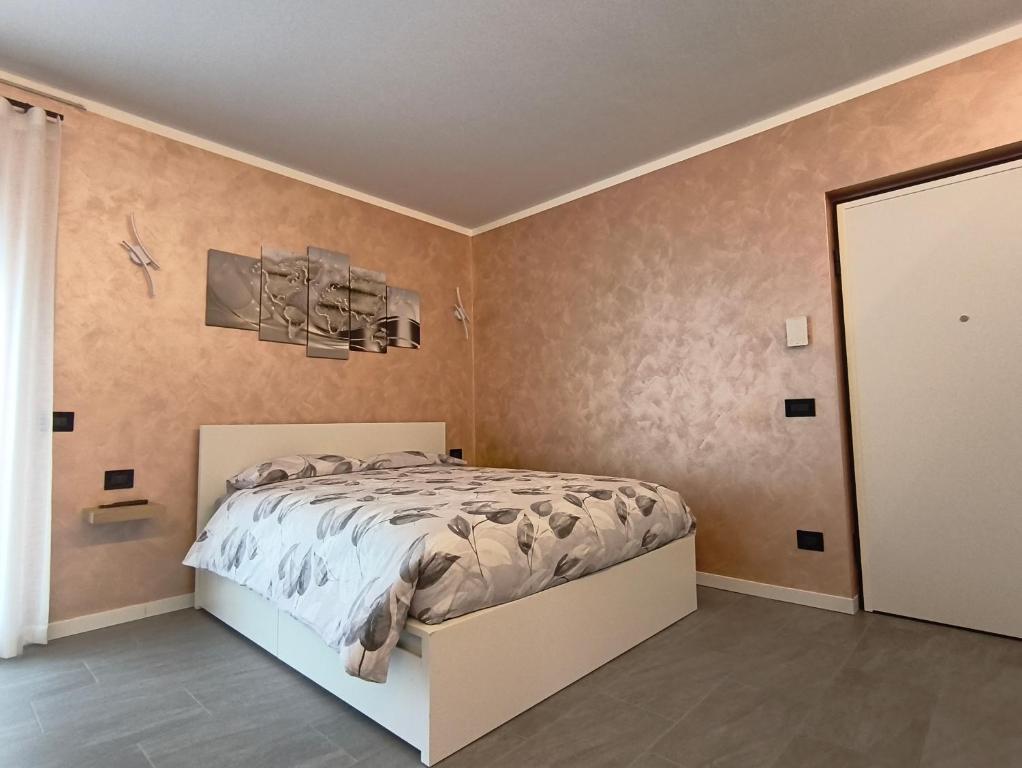 een slaapkamer met een bed in een kamer bij Dimora Ananthèō in Tirano