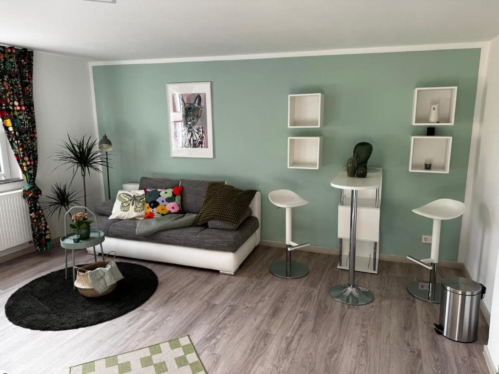 Una sala de estar con un sofá y dos mesas. en Zum Herold, en Thale