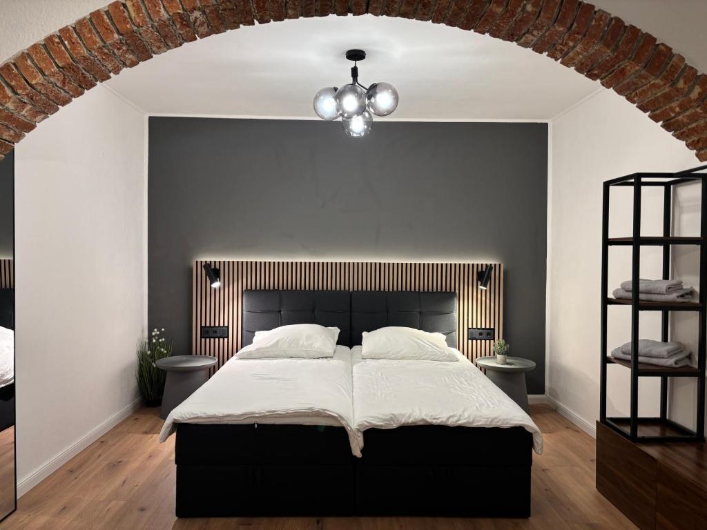 Ένα ή περισσότερα κρεβάτια σε δωμάτιο στο Bricks Superior Design Apartment - EG & Küche Zentral