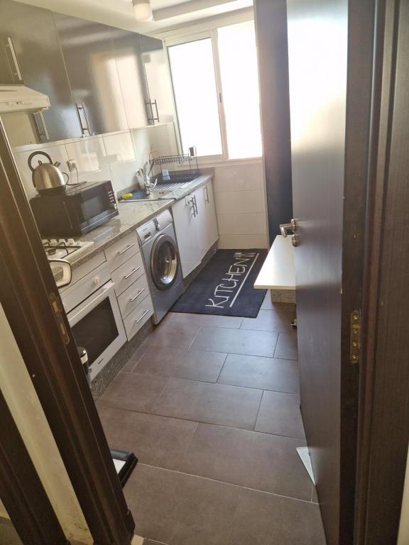 apartement avec piscine résidence sécurisée meublé confort jnan dalia Boznika في بن سليمان: مطبخ يحتوي على غسالة ومجفف