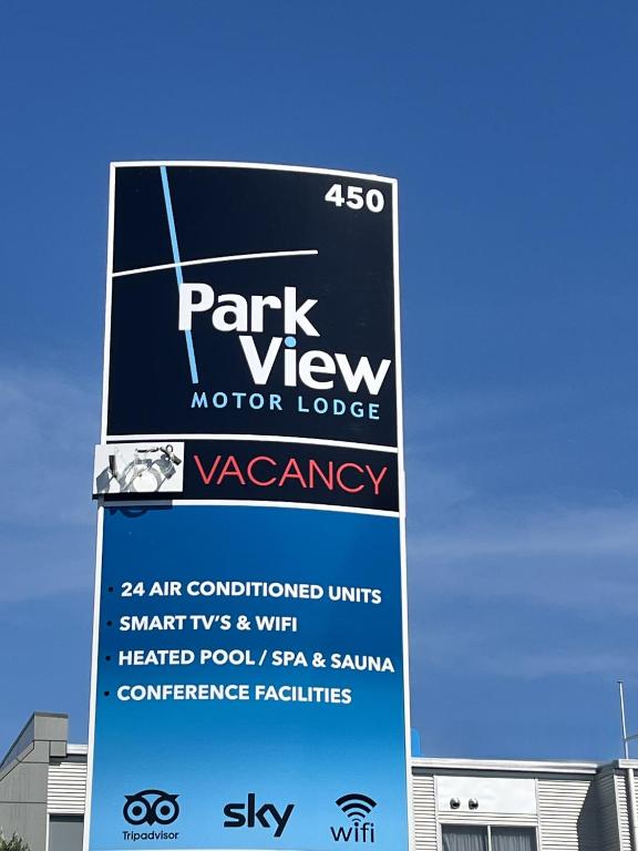 a sign for a parking view motor lodge at Park View Motor Lodge in Hamilton