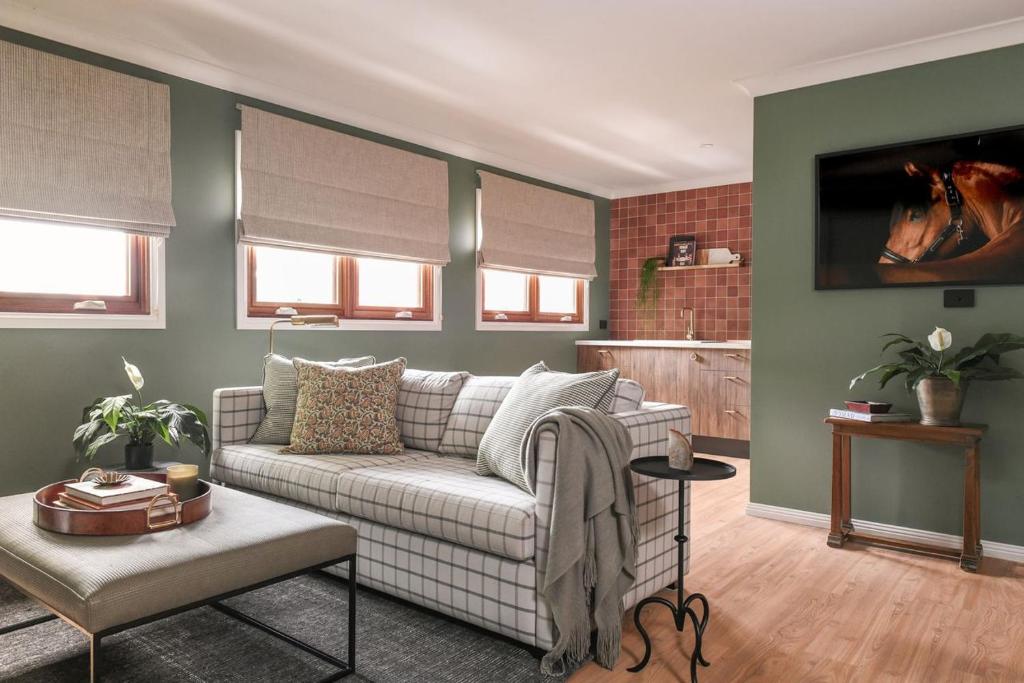 Avoca Studio في ريتشموند: غرفة معيشة بها أريكة وطاولة