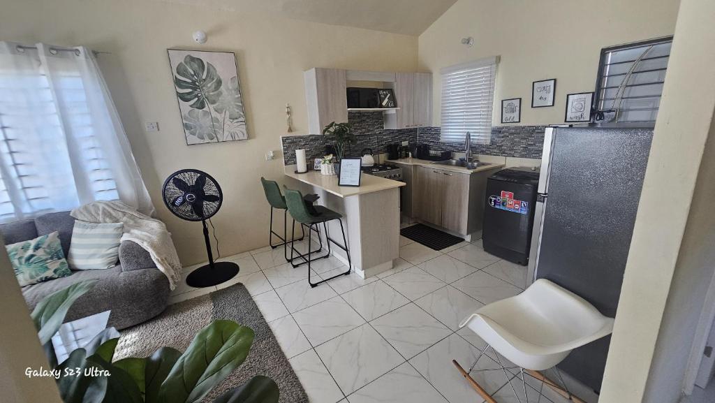 Luxury Stay in Quiet Community في بورتمور: مطبخ وغرفة معيشة مع أريكة وطاولة