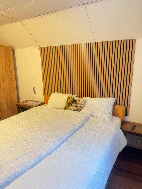 Postel nebo postele na pokoji v ubytování Upstairs include bedroom, and living room