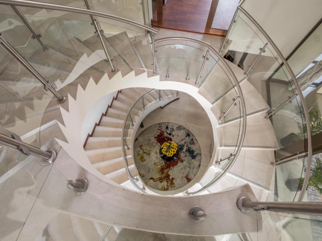 una escalera de caracol con una flor en el centro en One O Eight Boutique Hotel, en Benoni