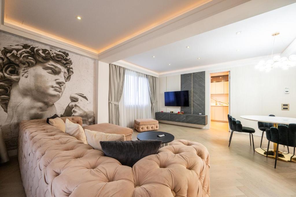 Et tv og/eller underholdning på Rooftop Palette Retreat - Luxury 2BR with Patio