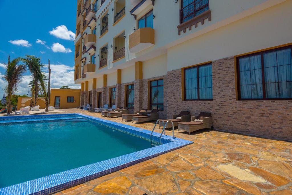 Bazén v ubytování Golden Tulip Zanzibar Resort nebo v jeho okolí