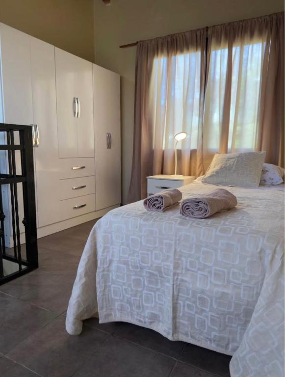 La huella في ريو سيبالوس: غرفة نوم بسرير أبيض ونافذة كبيرة