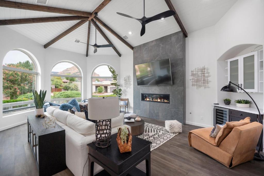 TV a/nebo společenská místnost v ubytování Amazing Luxury Home with Hot Tub & Views