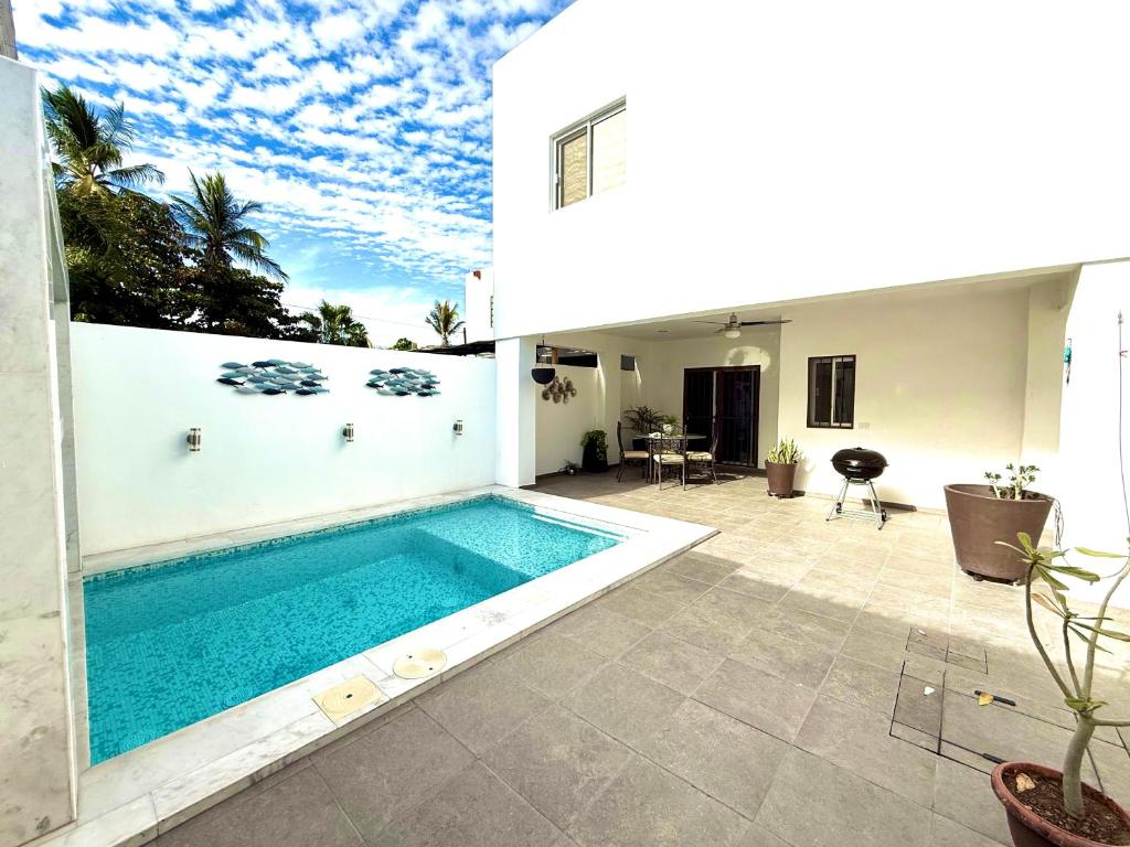 een zwembad in de achtertuin van een huis bij Grand Retreat in La Paz