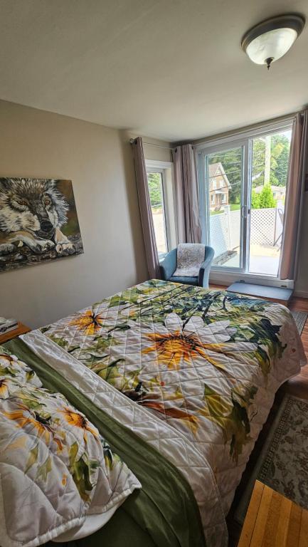 Ένα ή περισσότερα κρεβάτια σε δωμάτιο στο Séjour Flèche du fjord vue Saguenay Mont Valin