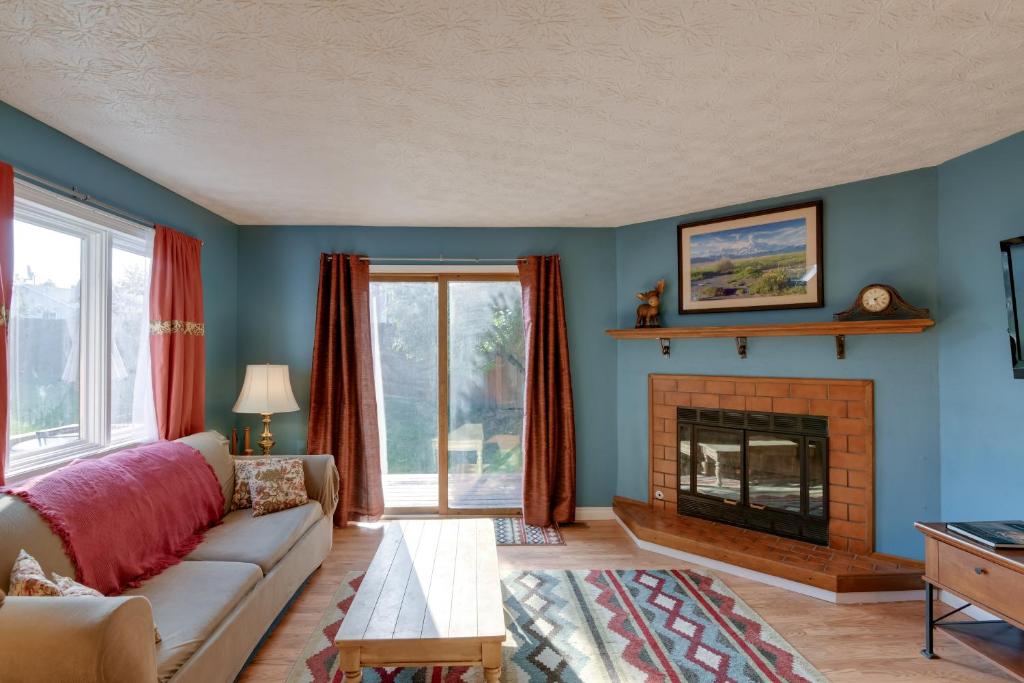 Un lugar para sentarse en Charming Anchorage Home with Grill and Deck!