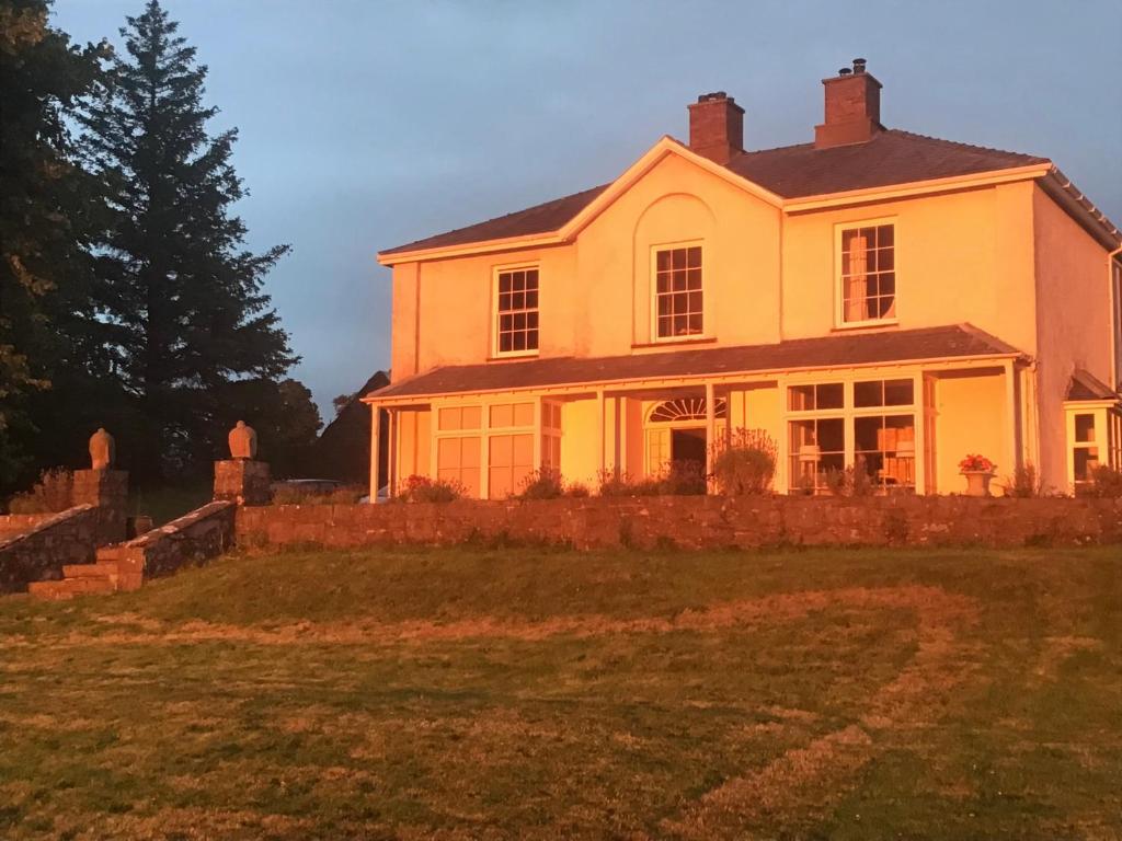 una grande casa bianca su un prato di Castellmai a Caernarfon
