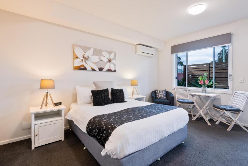 Ένα ή περισσότερα κρεβάτια σε δωμάτιο στο Myola - Modern Studio on Huskisson Main Street By Nautilus Apartments Jervis Bay