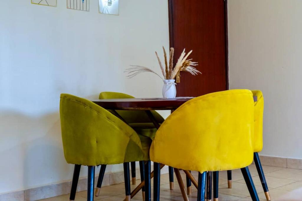 Khu vực ghế ngồi tại Modern Oasis 5 Mins to Acacia Mall CJs and Padel