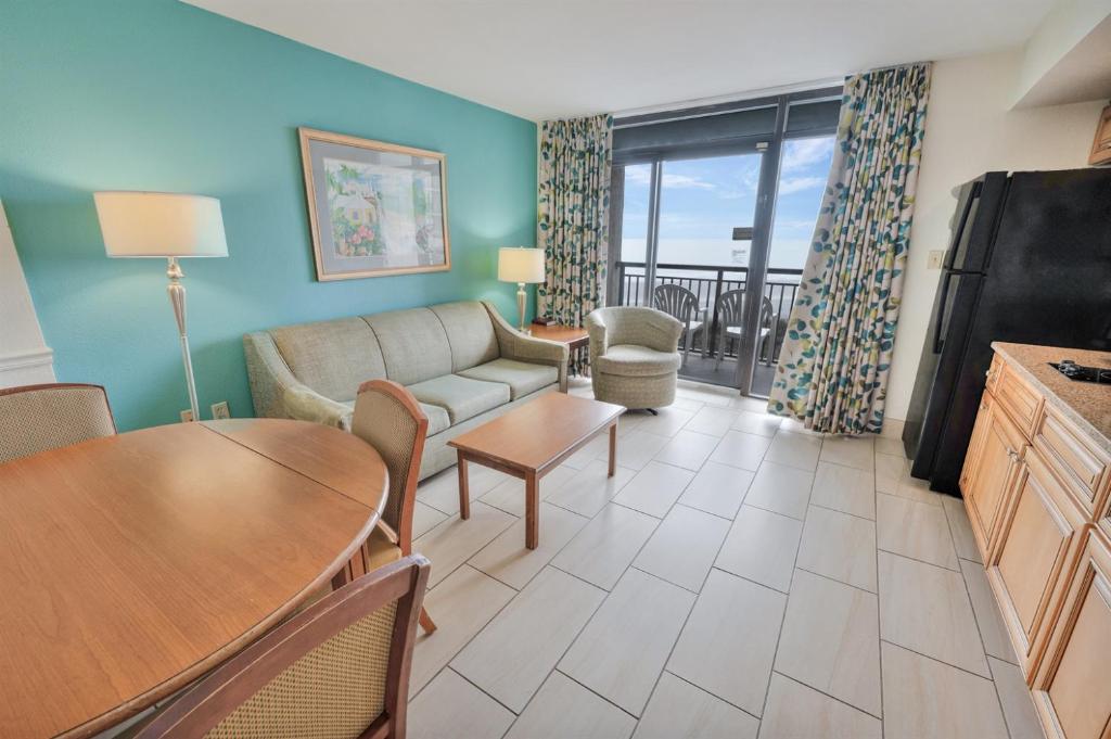 Телевизор и/или развлекательный центр в Amazing Seaside Escape with Balcony & Beach Access