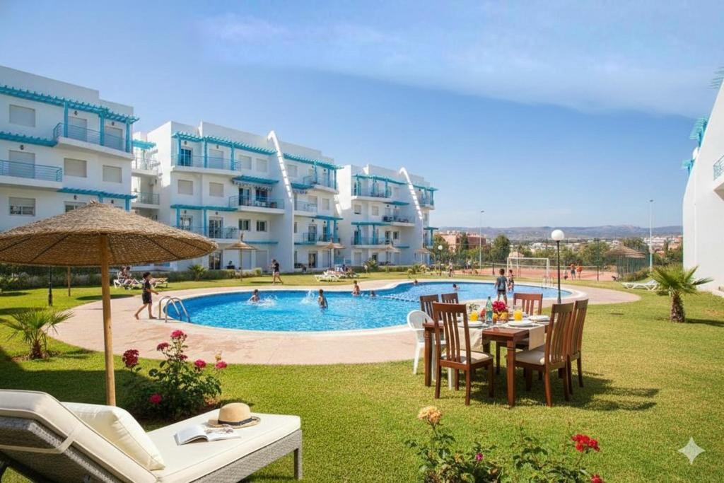 Bazén v ubytování Résidence Cabo Negro nebo v jeho okolí