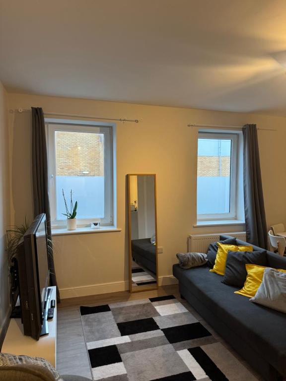 TV a/nebo společenská místnost v ubytování Brand-new flat, King Bed, Sofa Bed with full kitchen, Wi-Fi, self check-in Central location near everything