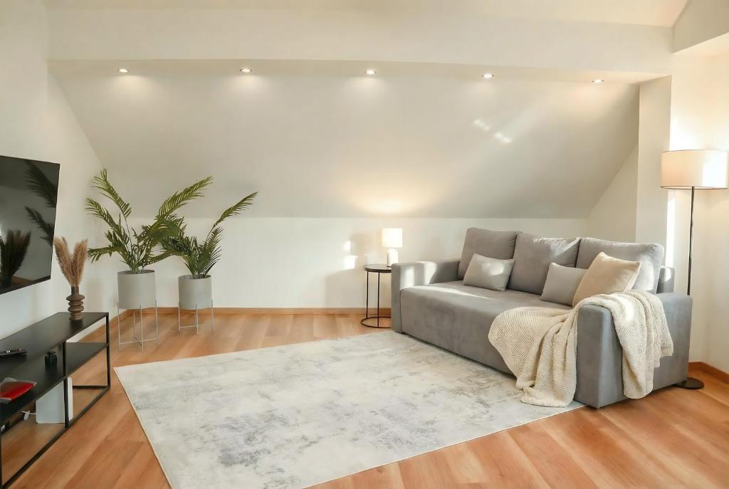 a living room with a couch and a rug at MILPAU Bottrop1 - Zentrales, modernes Design-Apartment - Smart TV, Nespresso, für 4 Personen in Bottrop