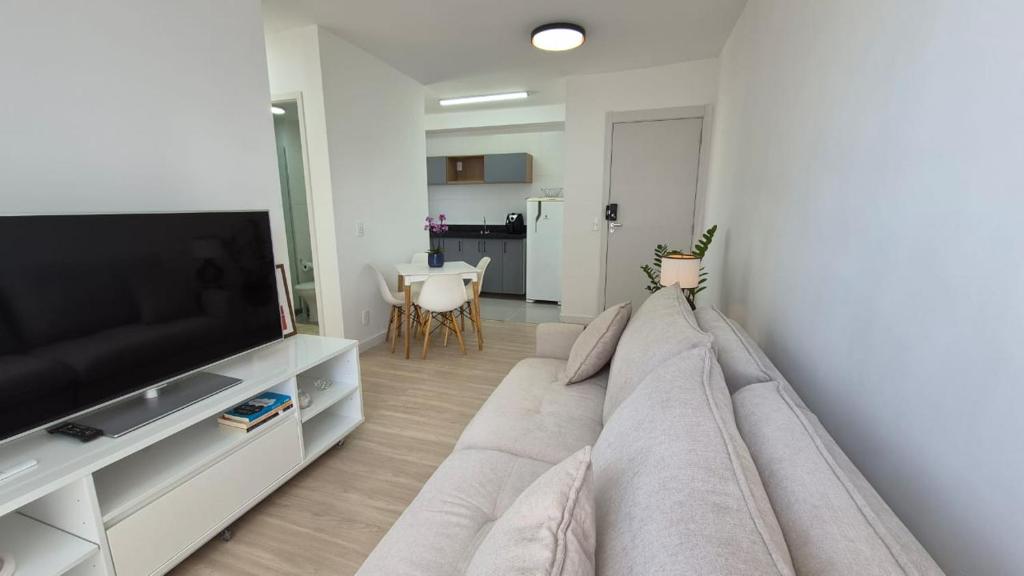 Next Residence في كامبيناس: غرفة معيشة مع أريكة وتلفزيون بشاشة مسطحة