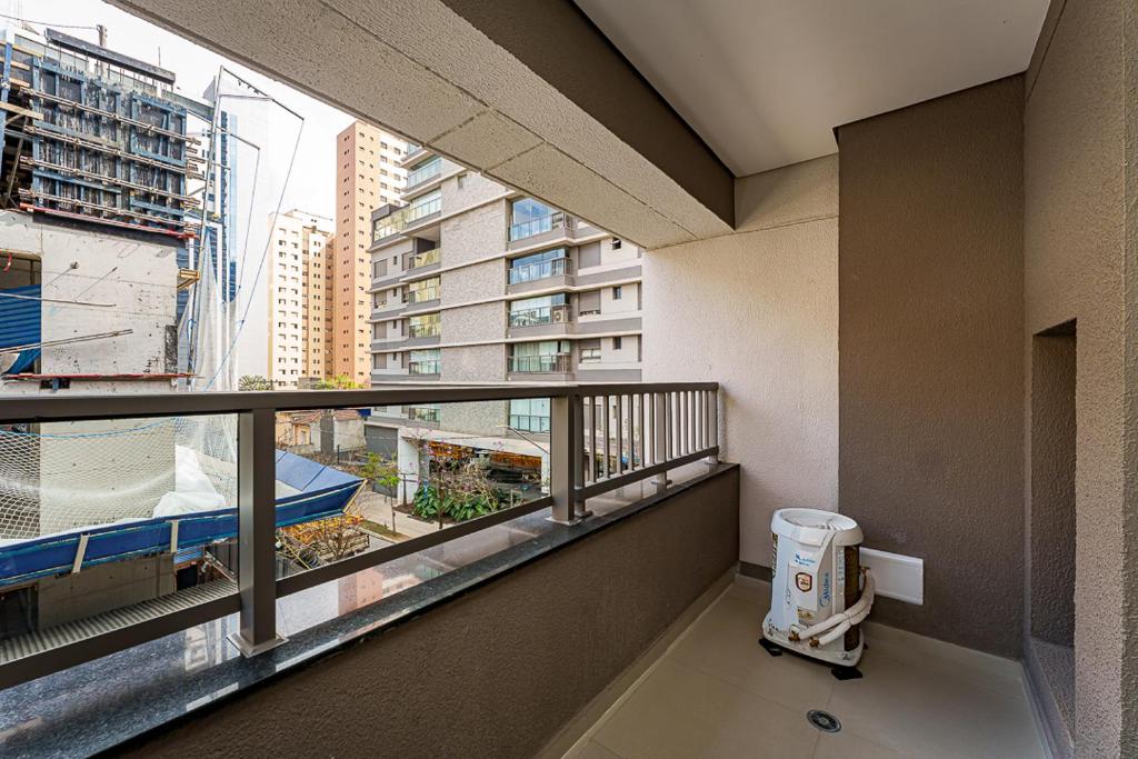 un balcone con vista su un edificio di Edificio Hauz Mitre Vila Clementino a San Paolo