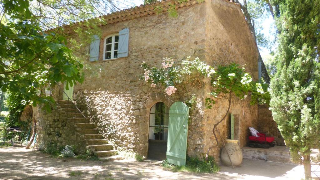 uma antiga casa de pedra com escadas que levam até ela em La Bastide du Capelier - Gîte pour 4 personnes avec baignoire balnéothérapie em Salernes