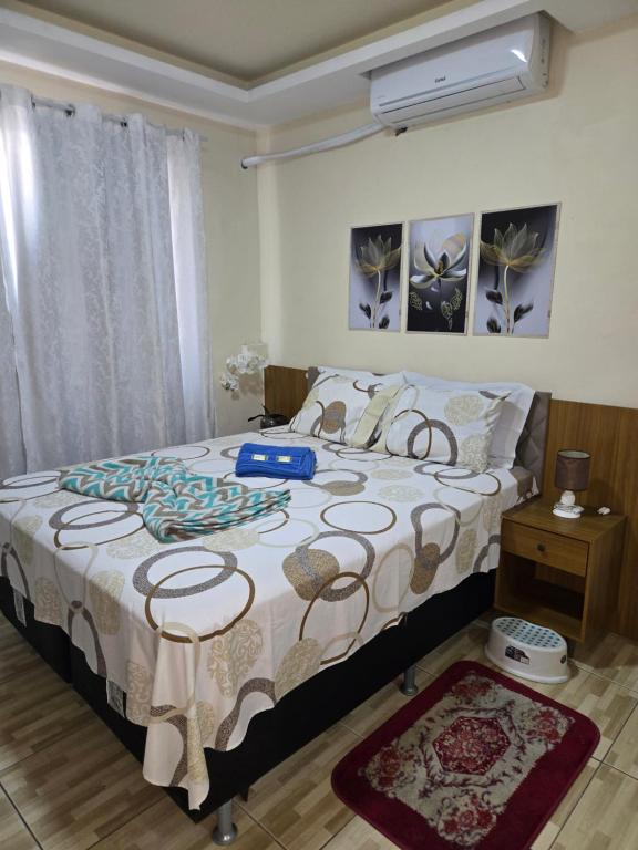 Ένα ή περισσότερα κρεβάτια σε δωμάτιο στο Quartos Em Casa In Caxias da Paraíso