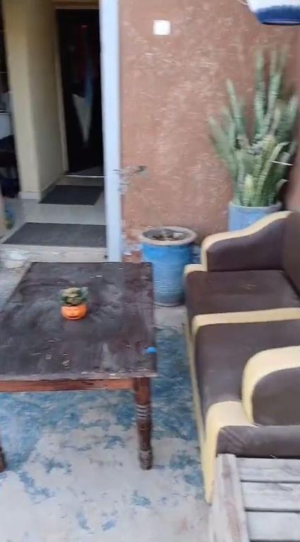 ein Wohnzimmer mit Couchtisch und Sofa in der Unterkunft Nasmita's in Aourir