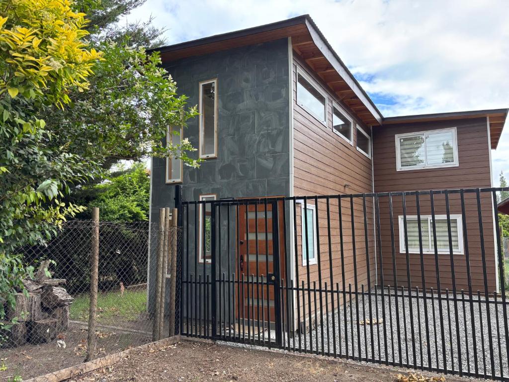 Acogedora, cómoda, muy funcional y muy optimizada في لوس أنجلوس: منزل به بوابة سوداء وسياج