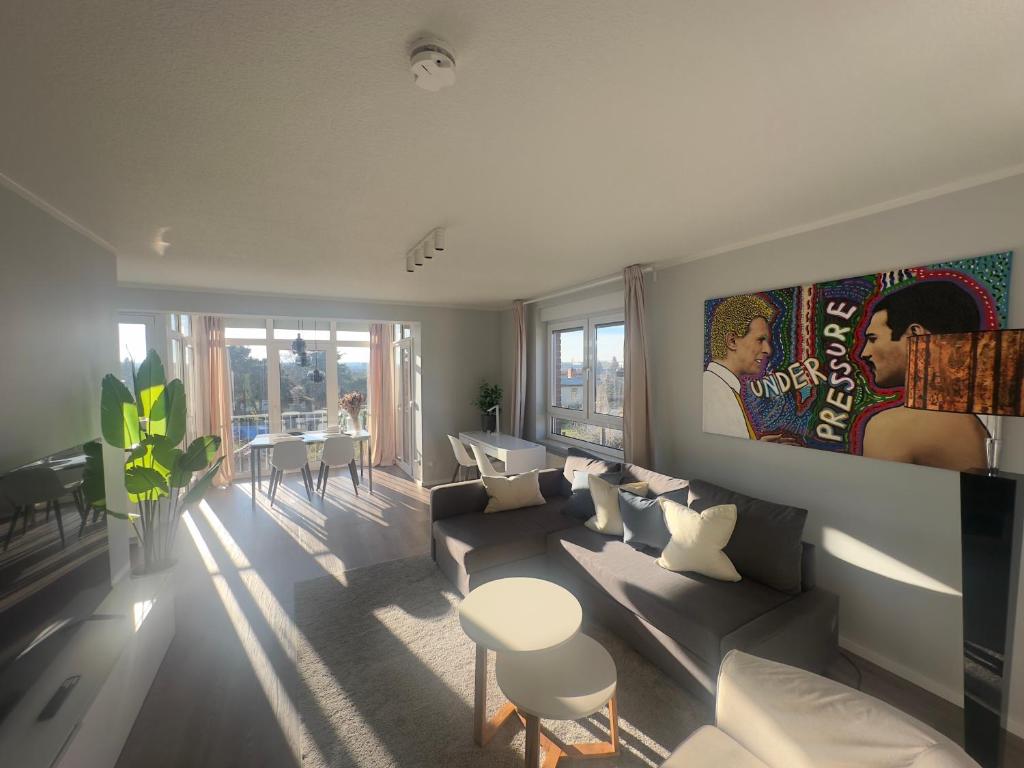 una sala de estar con un sofá y una mesa en Ruhige Oase & Vollausstattung - AS1A, en Weissenfels