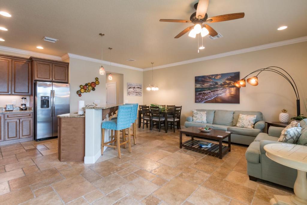 un soggiorno e una cucina con un divano e un tavolo di 3BR Townhouse CC-5-103 a Indianola