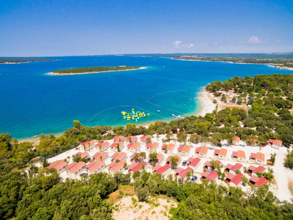 eine Luftansicht eines Resorts am Strand in der Unterkunft Brioni Sunny Camping by Valamar in Pula