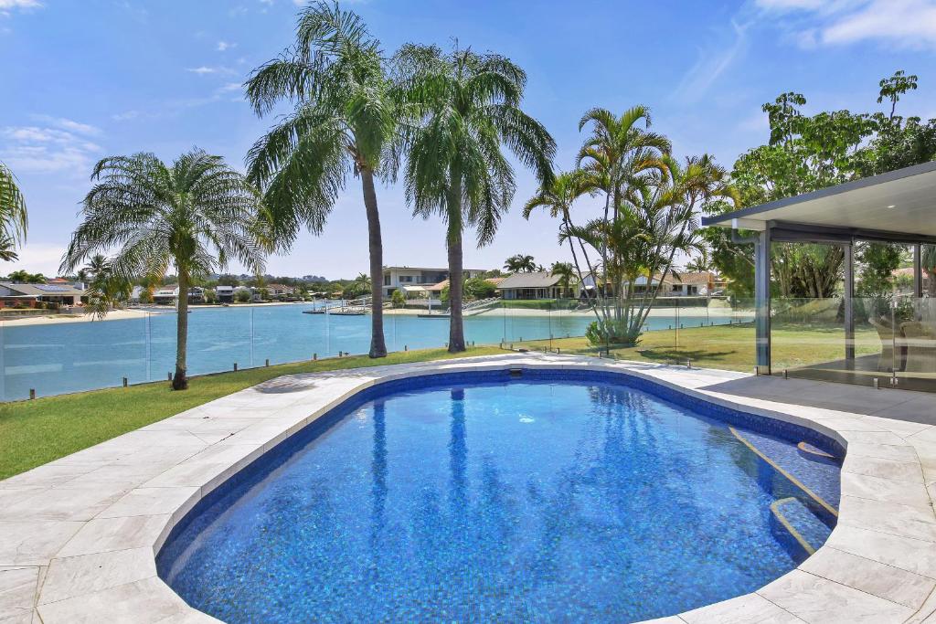 Swimmingpoolen hos eller tæt på Mooloolaba Waterfront Living - Pool, BBQ