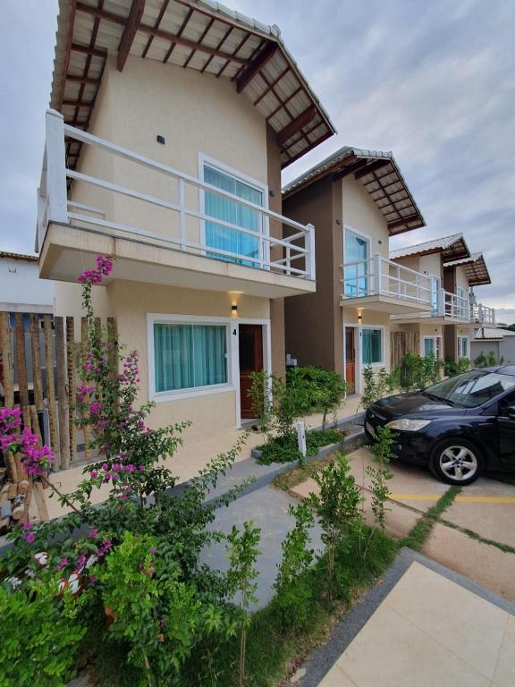 een huis met een auto ervoor geparkeerd bij CL Sunset House in Búzios