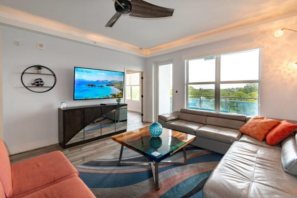 un soggiorno con un divano e una TV di Stateroom Elite CC-505 a Indianola