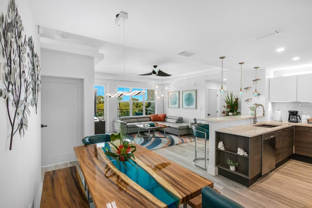 een keuken en woonkamer met een bank en een tafel bij Waterfront Captains Stateroom CC-506 in Indianola