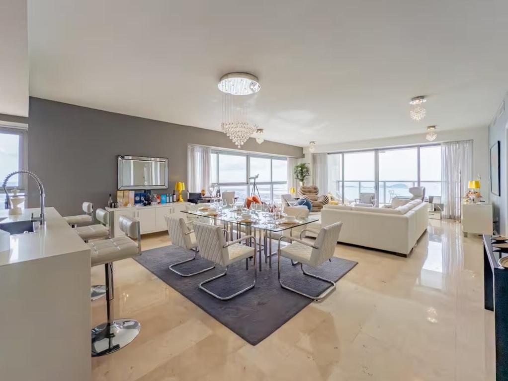 巴拿马城Habitación Royal de tres habitaciones con vista al mar的一间带桌椅的餐厅和客厅