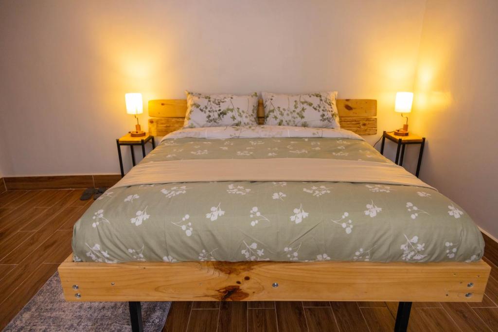 Ένα ή περισσότερα κρεβάτια σε δωμάτιο στο The apartments-Bwebajja