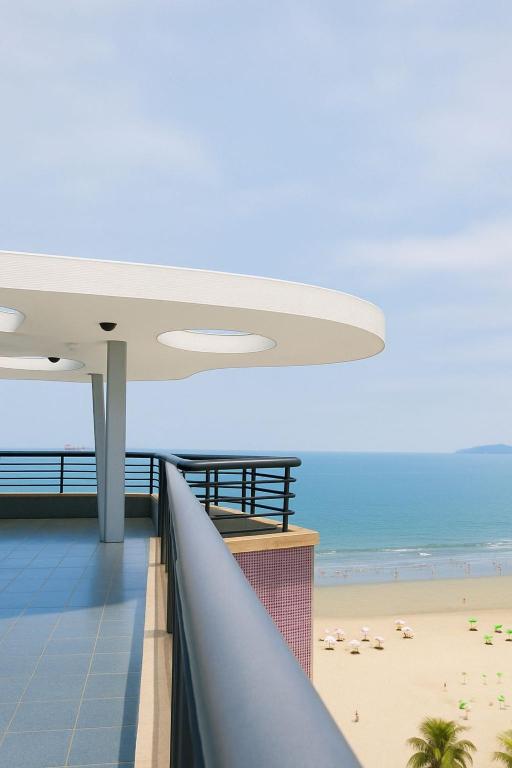 a view of the beach from the balcony of a building at AptoVistamarArtachoJuradoComRoupaCamaBanho in Santos