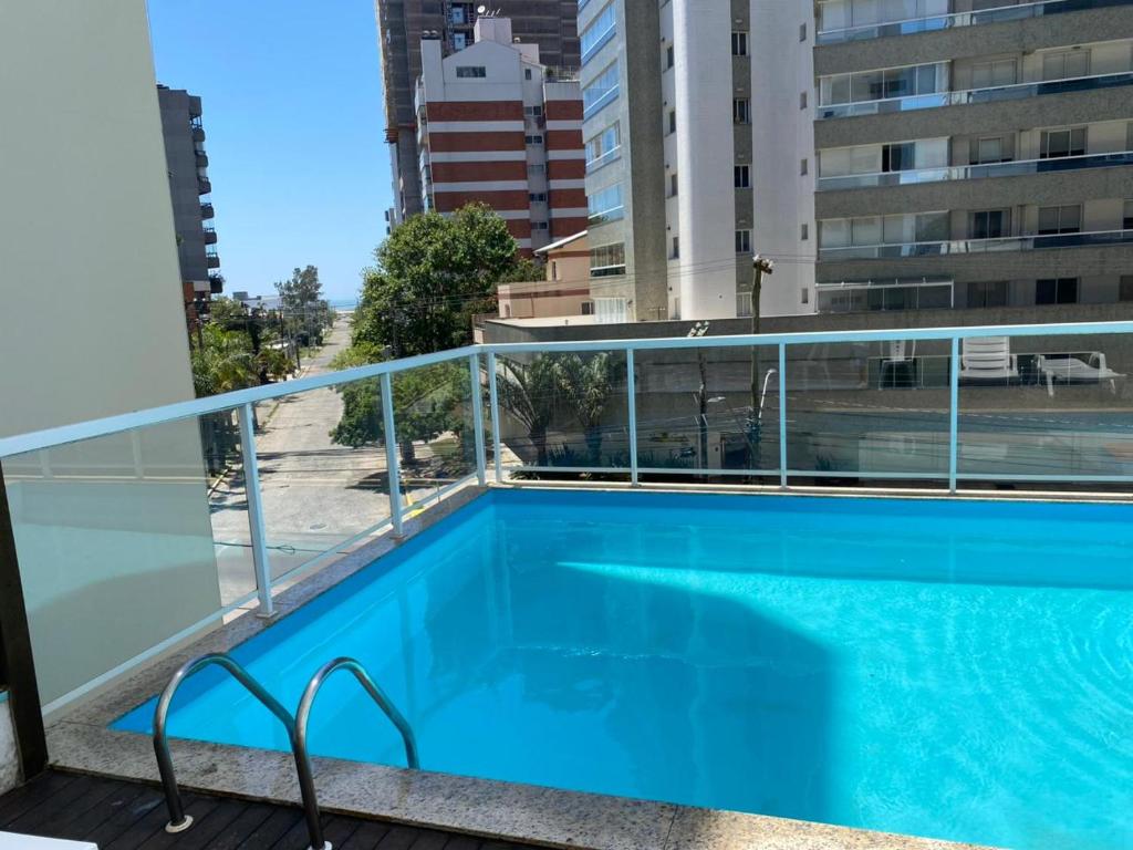 a swimming pool on the roof of a building at Apê da Paula in Torres