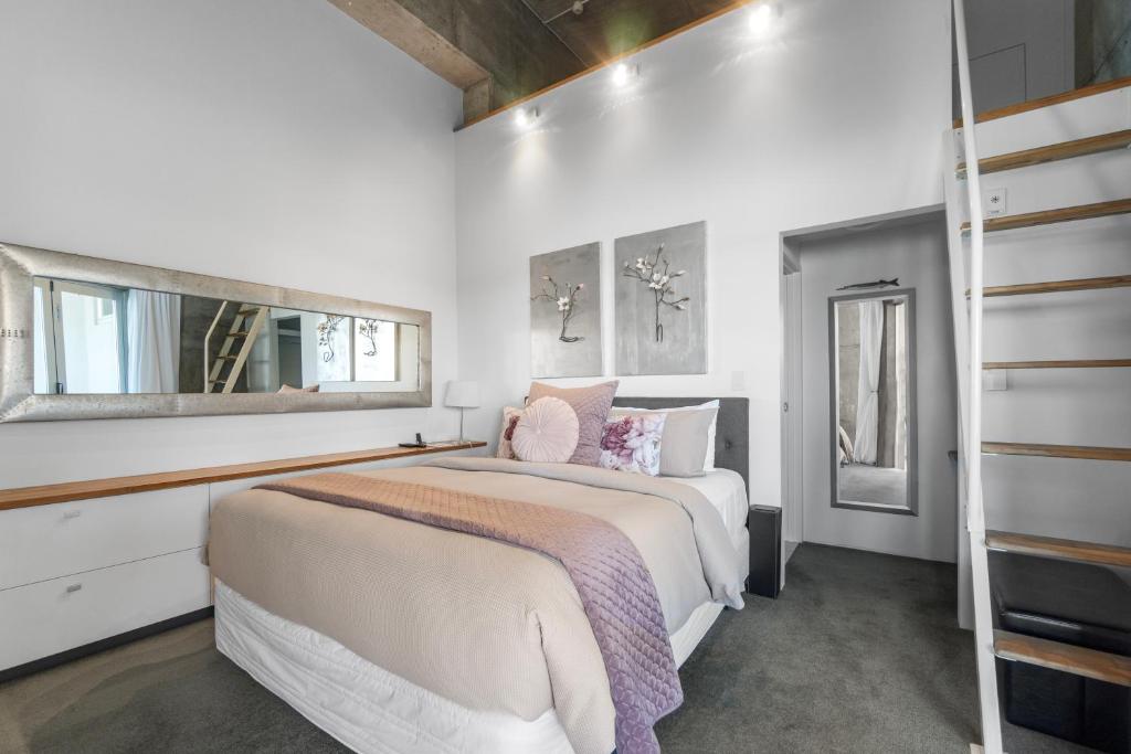 En eller flere senge i et værelse på The Grand Apartment - Silo Complex