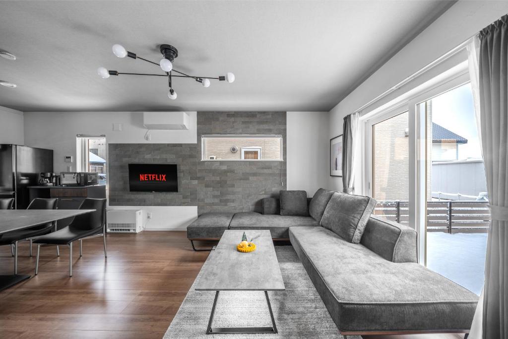 een woonkamer met een bank en een tafel bij Pregio Asahikawa in Asahikawa