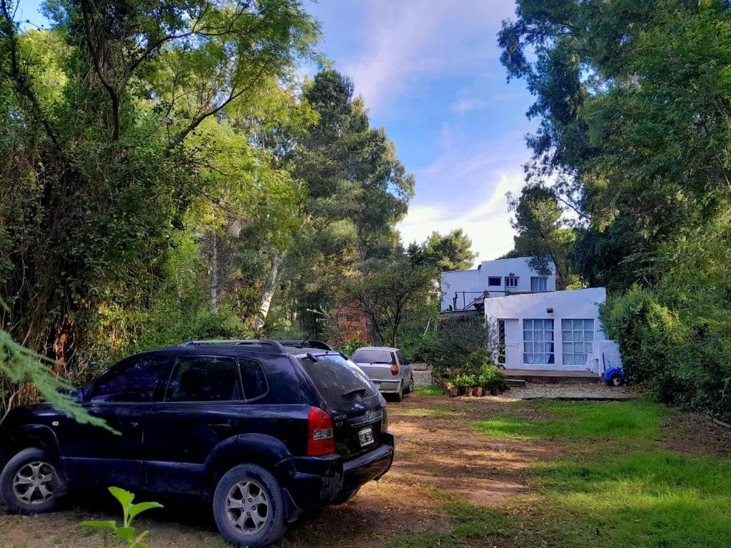een zwarte SUV geparkeerd voor een huis bij Viento Sur 2 in Estancia El Polomo