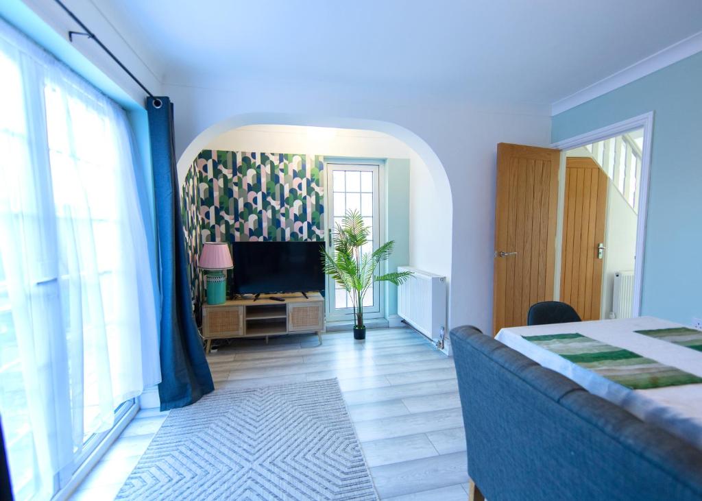 Postel nebo postele na pokoji v ubytování Bright & Airy 4x Bed House with Parking